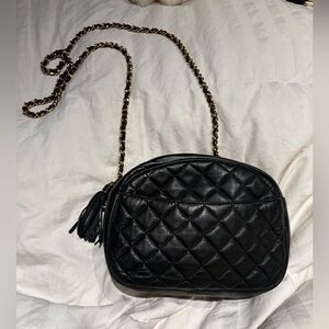 Vintage Black Quilted Leather Purse 🖤 Crossbody Oval Gold Hardware Outer Pocket